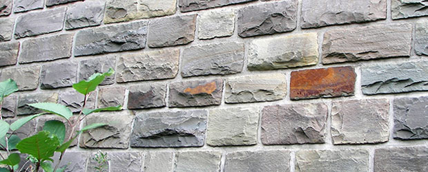 Mauer aus Bergischer Grauwacke