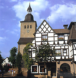 St. Laurentius Kirche, Haus Biesenbach im Vordergrund